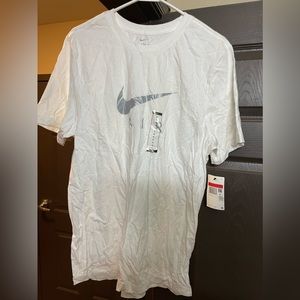 🗣️Nike New New T-Shirt👕Colors White n Silver 🤍🩶Size Large👌🏾UNISEX ✊🏾